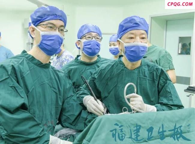 男子吃饭狼吞虎咽把食管吃破了 饱食后呕吐险致命