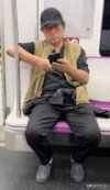 76岁牛群坐地铁被偶遇：满头白发 老态尽显 差点没认出！