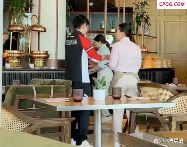 被工作人员碰餐盘 孙颖莎急忙制止 谨慎保护自己