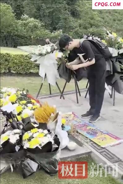 男子连续4年祭拜袁隆平