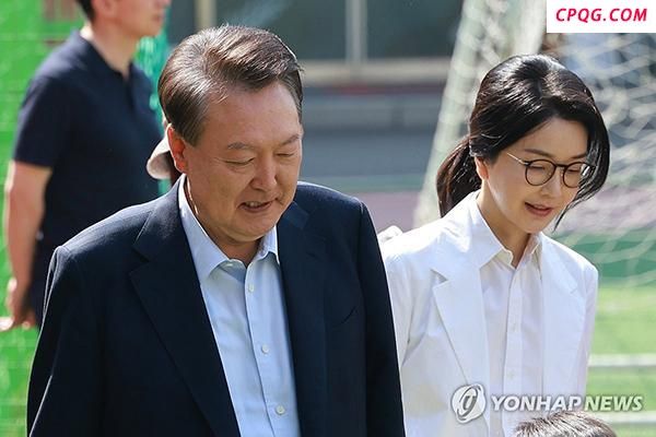 尹锡悦夫妇在大选投票现场对提问沉默