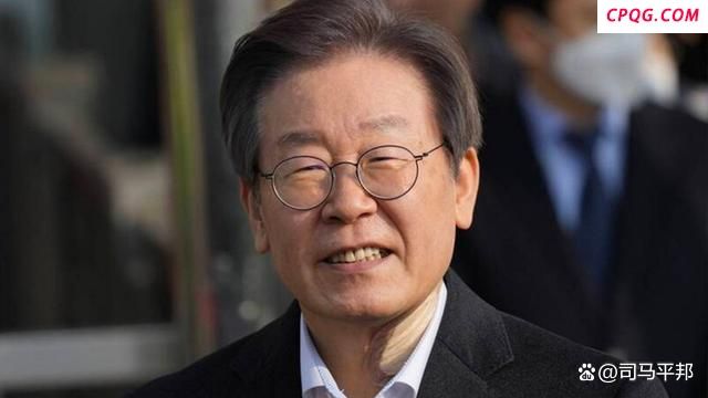 李在明夫妇向民众比心