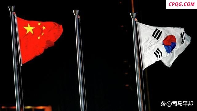 李在明夫妇向民众比心 强调对华友好关系