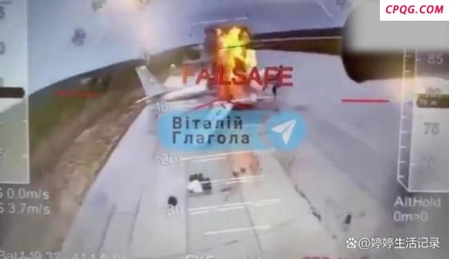 俄一机场发生爆炸瞬间被拍下 图-95成灰烬