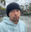 周杰伦日本游玩变化大，胡须变白眼袋明显，强直性脊柱炎疑似加重