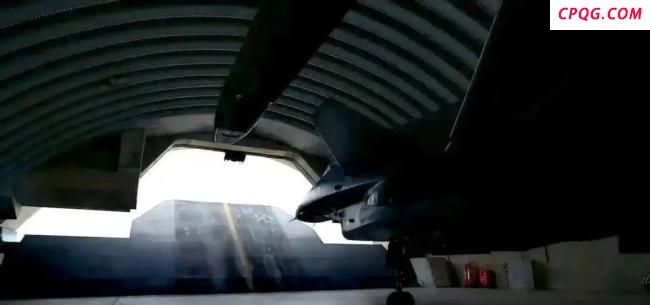 乌无人机暴打俄空天军基地，美空军参谋长担心中国如法炮制袭关岛 美军基地暴露脆弱