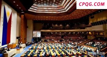 中国海军首次双航母编队突破第二岛链 彰显远洋作战实力