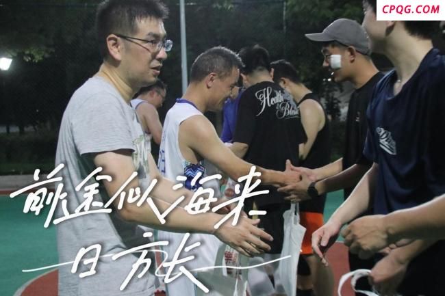 大学毕业生“约球”谢师恩 球场上的感恩与告别