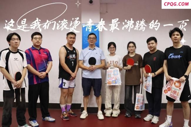 大学毕业生“约球”谢师恩 球场上的感恩与告别