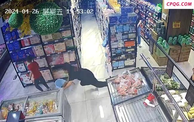 男孩奔跑致店员摔伤 家长被判赔11万 超市开业首日意外引发官司
