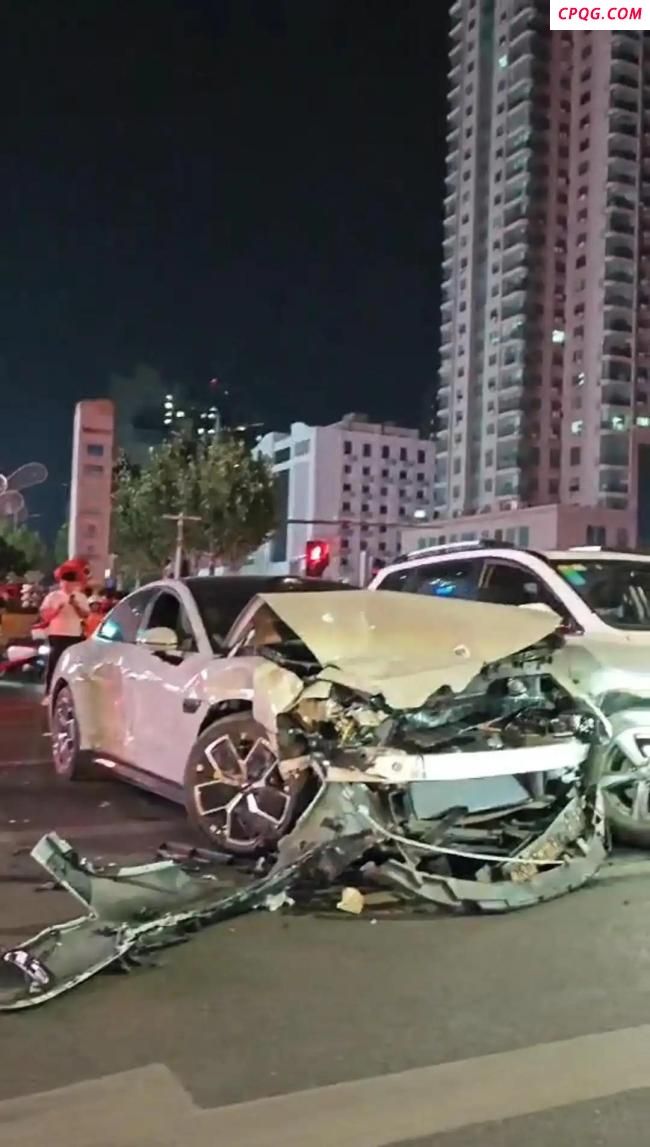 郑州一小米SU7连撞16辆车