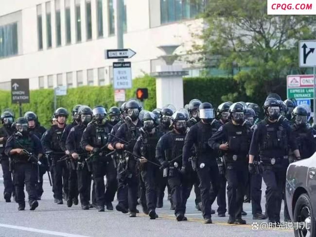 洛杉矶街头抗议者挑衅警察后被抱摔