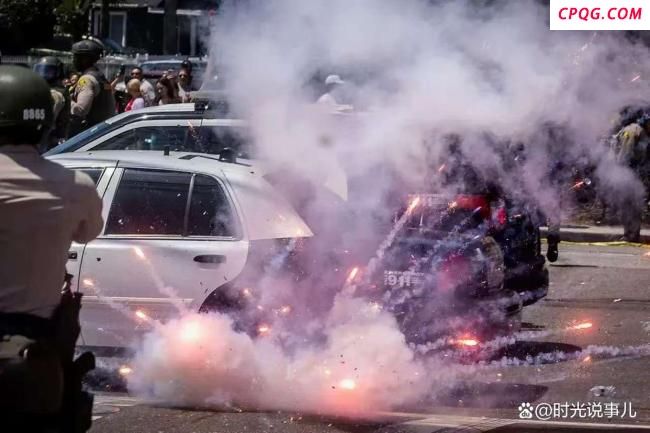 洛杉矶街头抗议者挑衅警察后被抱摔 超 20 名示威者被警方拿下