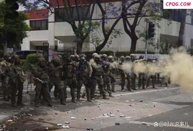 洛杉矶街头抗议者挑衅警察后被抱摔 超 20 名示威者被警方拿下
