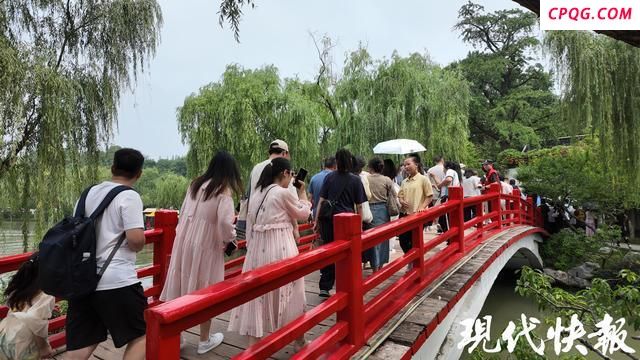 扬州瘦西湖已被苏超游客“占领” 景区人气爆棚