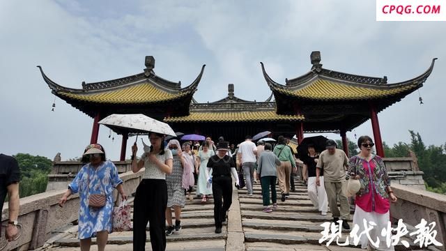 扬州瘦西湖已被苏超游客“占领” 景区人气爆棚