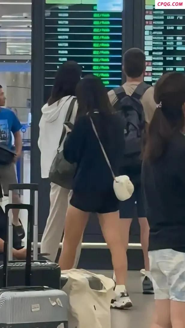 17岁森碟独自坐飞机被偶遇 成长中的风一样女孩