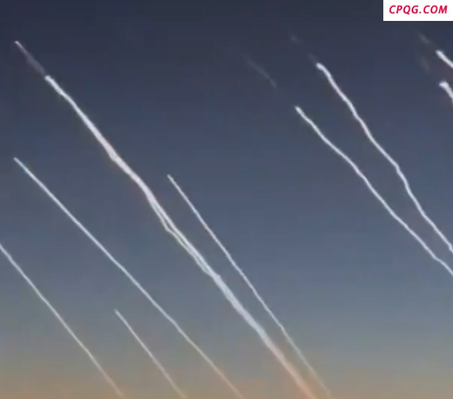伊朗导弹齐射画面 尾迹割裂天空