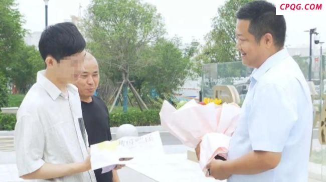 河南“脱衣助考”大哥找到了
