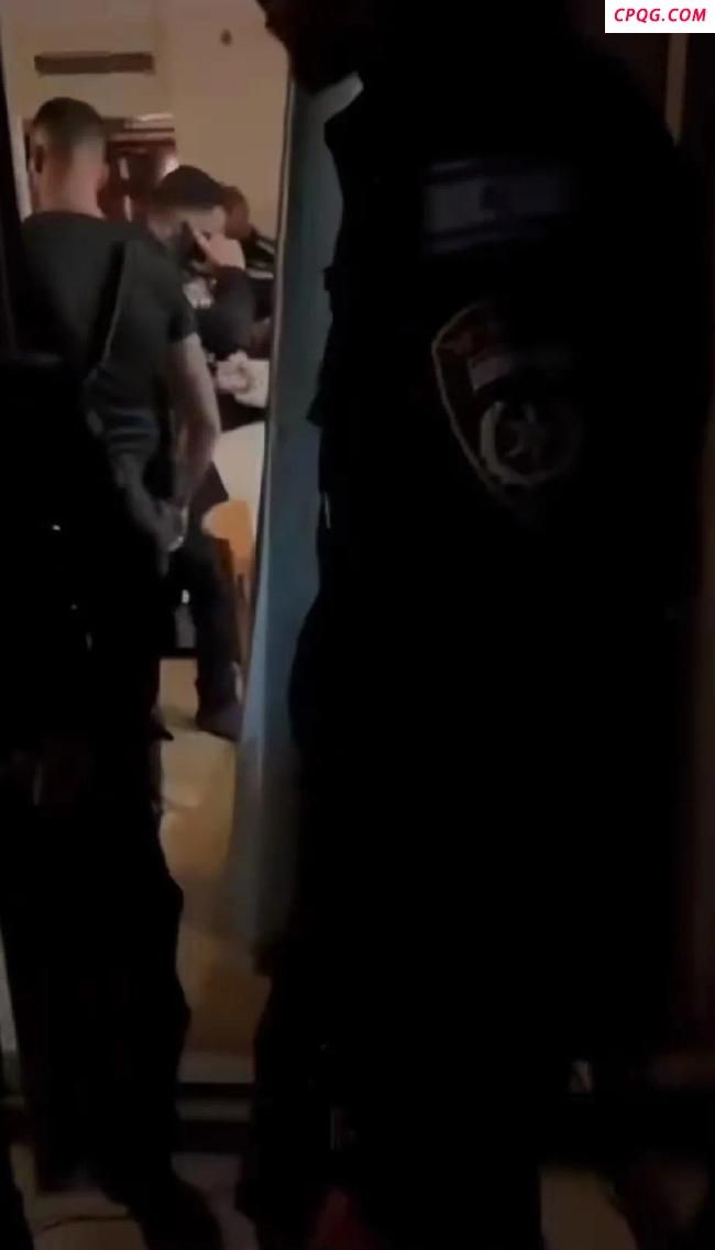现场：记者拍摄空袭 以执法人员没收摄像机