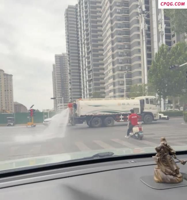 2人在行驶的洒水车尾打架 环卫工与绿化员冲突