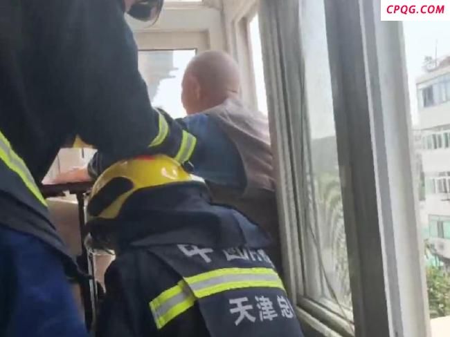 94岁老人为“上班”被困窗外 惊险救援暖人心
