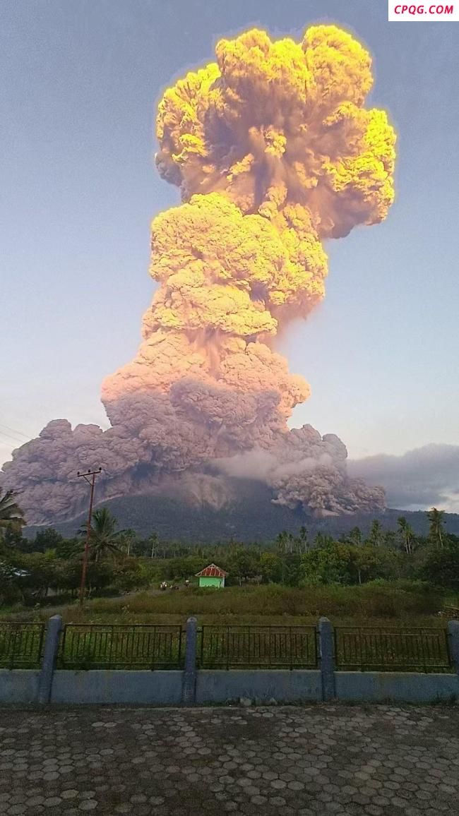 印尼一火山喷发灰柱高1万米