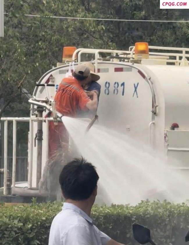2人在行驶的洒水车尾打架 环卫工与绿化员冲突