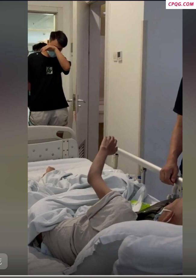 被举牌探望的白血病男生离世 同学老师送别泪目