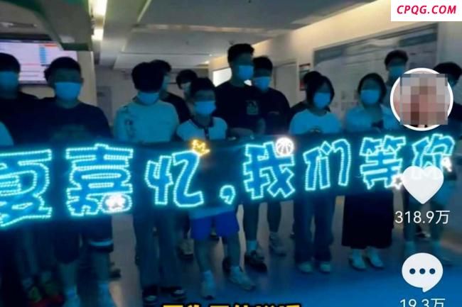 被举牌探望的白血病男生离世 同学老师送别泪目