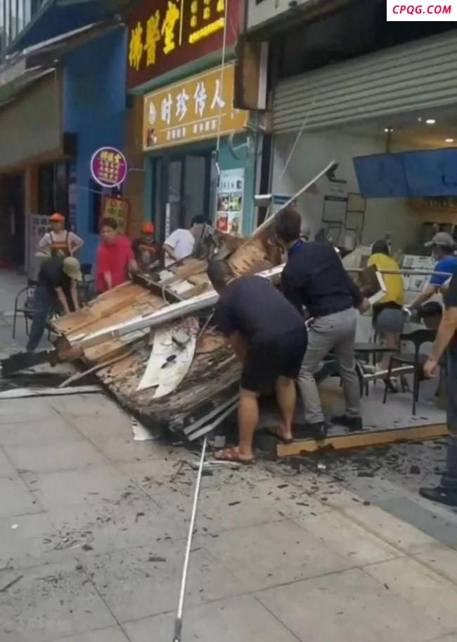 奶茶店招牌掉落砸中过路女子