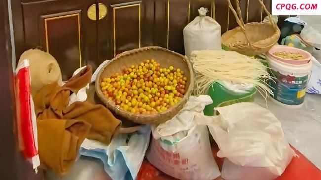 男子200万建洋房被爸妈塞满粮食：新房秒变大仓库！