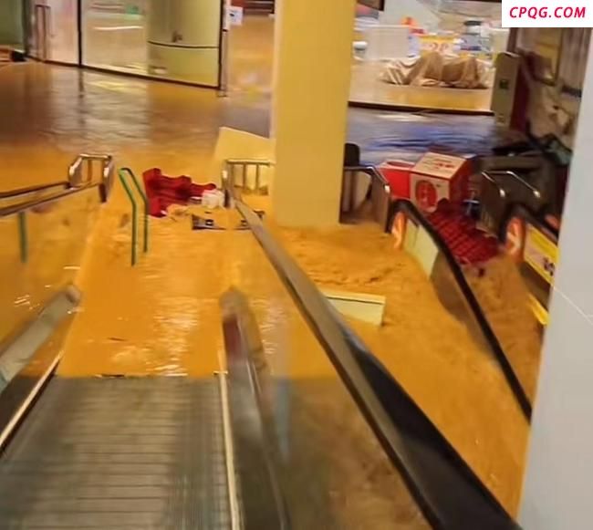 广东怀集一超市疑遭哄抢 洪水致店铺受损严重