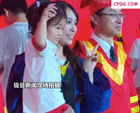 26岁毕业生带3岁女儿拨穗：能顺利毕业要感谢我的婆婆