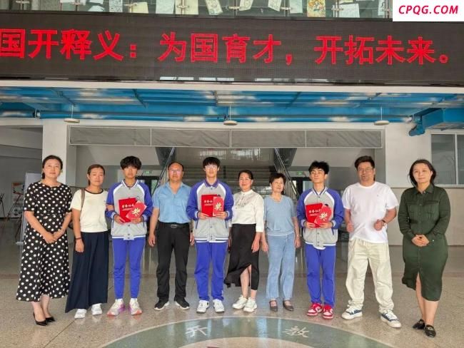 女童被困车内三少年破窗救人 高温下的生命救援
