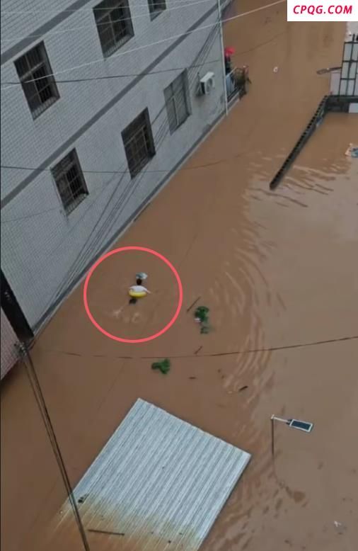 考生因暴雨带救生圈蹚水赶考 启用备用卷应对灾情
