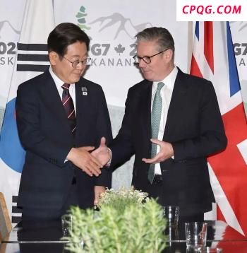 美国抗议者手持反战标语游行：要求政府停止军事干预
