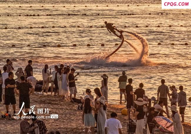山东荣成：畅玩大海 乐享清凉