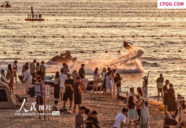 山东荣成：畅玩大海 乐享清凉