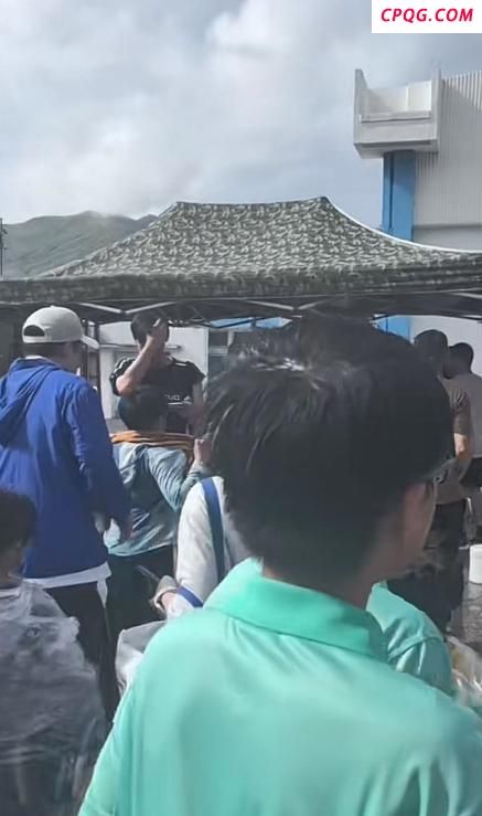 霍启刚陪儿子参观驻港部队军营 父子情深共体验军人精神