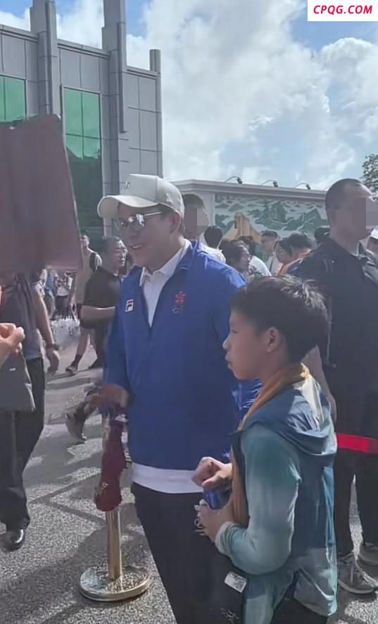 霍启刚陪儿子参观驻港部队军营 父子情深共体验军人精神