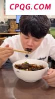 申花新援恩拉沃飞抵上海 球迷热情接机
