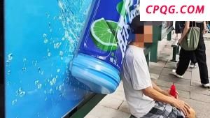 公交站台“异型广告”引争议 创意与空间的碰撞