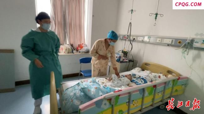 父亲回应网友4小时凑齐15万救回婴儿 全国热心妈妈接力相助