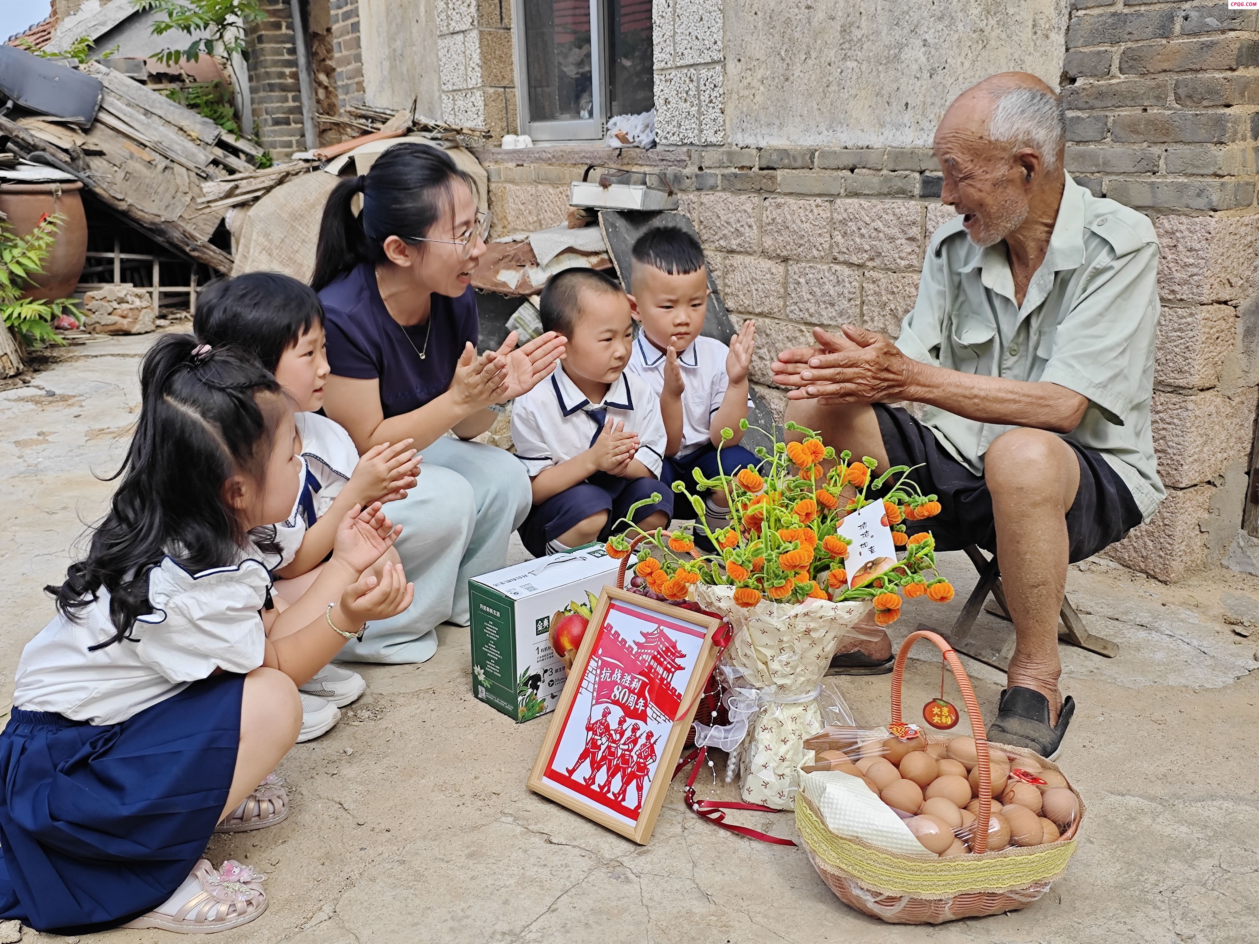 师幼共听97岁“抗美援朝”老兵过去的故事
