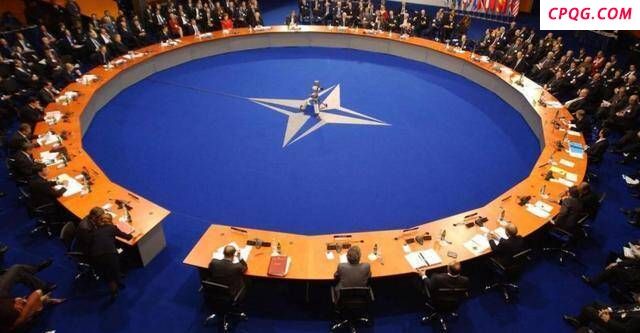 北约峰会大合影释放了什么信号 泽连斯基抢镜特朗普反将一军