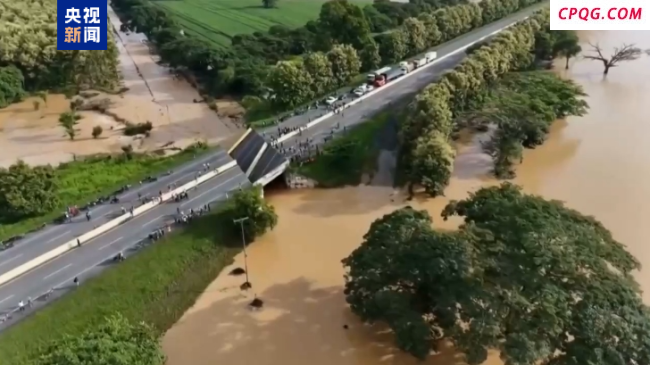 委内瑞拉暴雨引发洪水 造成道路桥梁垮塌
