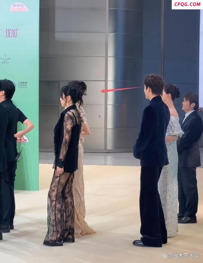 关晓彤王安宇白玉兰红毯跳交际舞 互动暧昧宛如婚礼