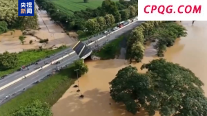 委内瑞拉暴雨引发洪水 造成道路桥梁垮塌