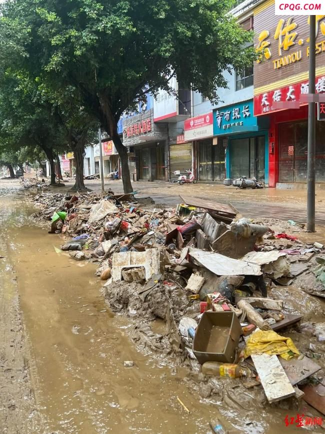 直击被洪水二次侵袭后的榕江 城市清理与重建中